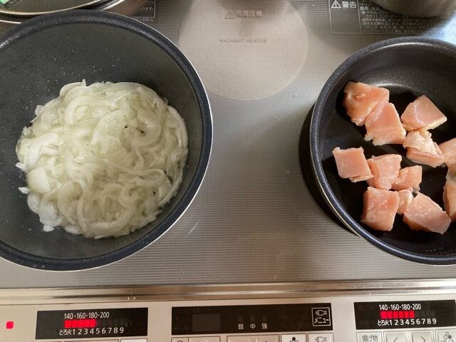 別のフライパンで鶏肉を弱火で焼く