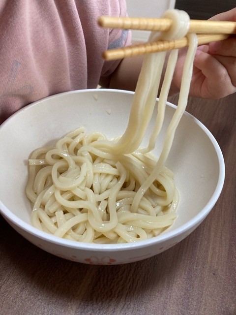 4歳にもそのままあげても、上手に嚙み切る細さ